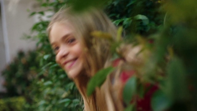 Video Reference N1: Hair, Nature, Blond, Natural environment, Beauty, Smile, Botany, Fun, Grass, Leaf