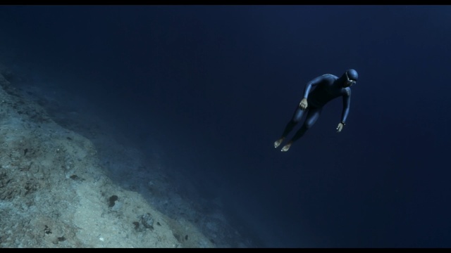 Video Reference N0: underwater diving, extreme sport, freediving, sky, underwater, atmosphere, water, diving, scuba diving, recreation