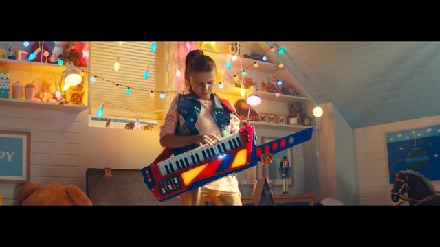 Video Reference N0: Musical instrument, Keytar, Electronic instrument, Music, Keyboard, Musician, Technology, Electronic device, Guitarist, Melodica, Person