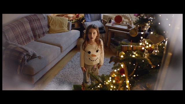 Video Reference N0: christmas, screenshot, event, girl, christmas decoration, computer wallpaper, holiday, Person