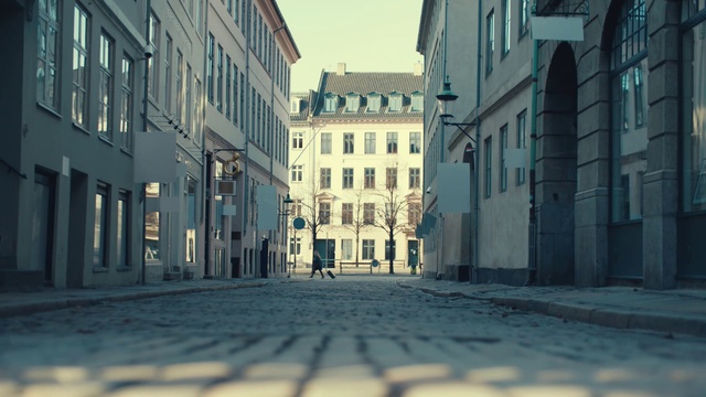Video Reference N5: Street, Town, Urban area, Architecture, Road, Human settlement, Neighbourhood, City, Building, Cobblestone, Person