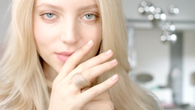 Video Reference N11: Face, Hair, Skin, Lip, Blond, Cheek, Eyebrow, Beauty, Nose, Hairstyle