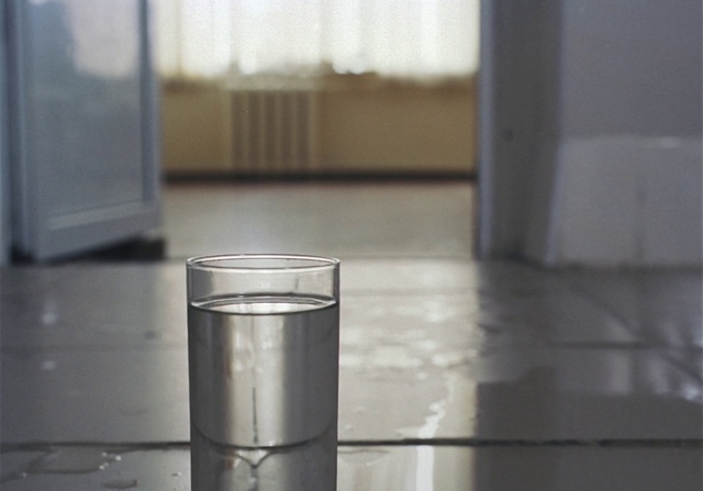 Video Reference N2: Transparent material, Glass, Water, Cylinder, Floor, Material property, Flooring, Metal