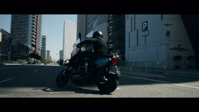Video Reference N5: Motorcycle, Motorcycling, Vehicle, Mode of transport, Motor vehicle, Automotive design, Motorcycle helmet, Stunt performer, Motorcycle accessories, Automotive lighting