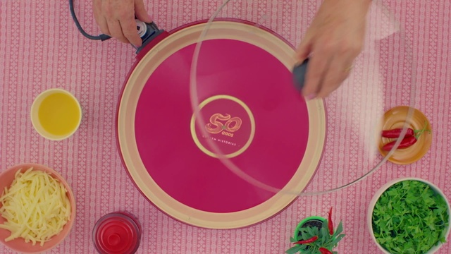 Video Reference N1: Pink, Circle, Placemat, Textile, Magenta, Plate, Tablecloth, Tableware, Person