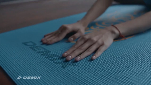 Video Reference N0: Finger, Hand, Arm, Nail, Table, Floor, Mat, Yoga mat, Thumb, Games
