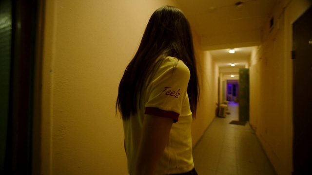Video Reference N4: Yellow, Light, Shoulder, Standing, Wall, Room, Long hair, T-shirt, Photography, Back