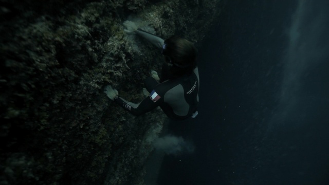 Video Reference N6: underwater diving, water, underwater, freediving, extreme sport, scuba diving, atmosphere, darkness, diving, screenshot