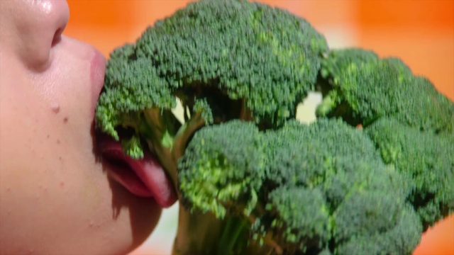 Video Reference N7: Broccoli, Leaf vegetable, Cruciferous vegetables, Vegetable, Kale, Plant, Grass, Broccoflower, Food