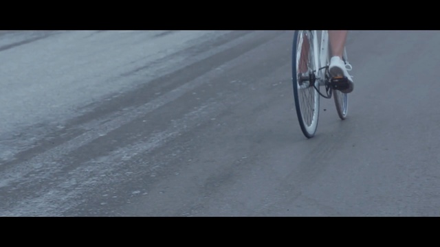 Video Reference N1: road bicycle, bicycle, mode of transport, bicycle frame, bicycle wheel, sports equipment, cycling, asphalt, sky, wheel, Person