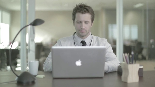 Video Reference N8: Job, White-collar worker, Office, Technology, Electronic device, Gadget, Personal computer, Computer, Business