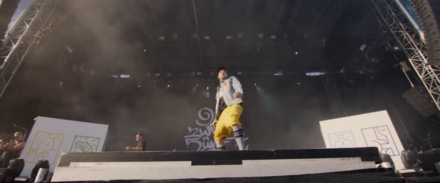 Video Reference N5: Performance, Performing arts, Event, Performance art, Concert, Stage, Sport venue