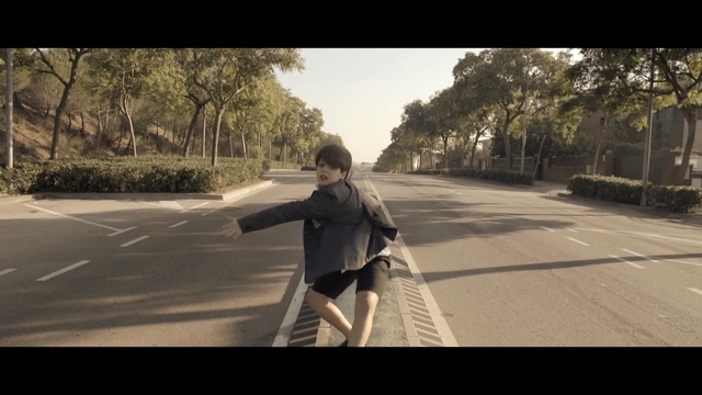Video Reference N1: road, car, mode of transport, infrastructure, path, snapshot, sky, vehicle, screenshot, photography, Person
