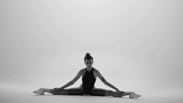 Video Reference N3: Physical fitness, White, Black, Shoulder, Sitting, Sportswear, Joint, Yoga, Pilates, Stretching