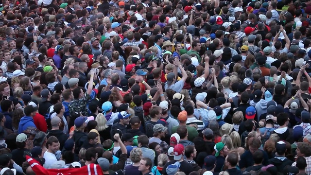 Video Reference N4: crowd, people, audience, public event, event, product, city, recreation, festival