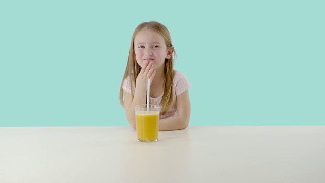 Video Reference N0: Orange juice, Child, Juice, Orange drink, Drink, Drinking, Blond, Smoothie, Toddler, Long hair