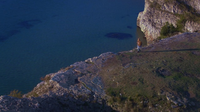 Video Reference N1: Cliff, Klippe, Sky, Rock, Sea, Promontory, Terrain, Coast, Mountain, Cape