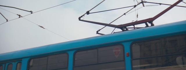 Video Reference N3: Transport, Mode of transport, Vehicle, Sky, Automotive exterior, Roof, Windshield, Wire, Bus, Trolleybus