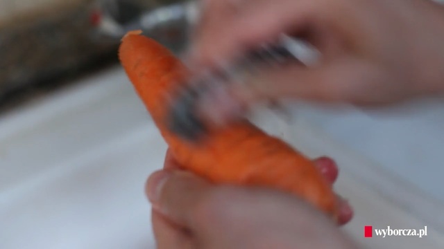 Video Reference N1: Carrot, Finger, Hand, Root vegetable, Food, Vegetable, Recipe, Baby carrot, Thumb, Nail