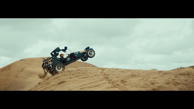 Video Reference N1: Land vehicle, Vehicle, All-terrain vehicle, Sand, Desert racing, Natural environment, Off-roading, Soil, Extreme sport, Off-road racing