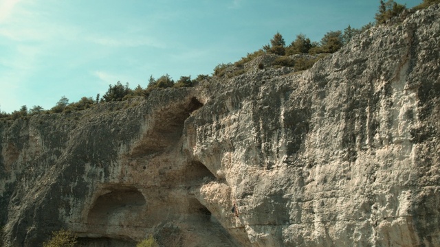 Video Reference N1: Rock, Outcrop, Formation, Bedrock, Escarpment, Cliff, Badlands, Geology, Geological phenomenon, Klippe