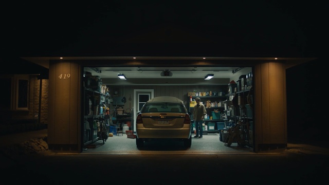 Video Reference N0: Night, Building, Car, Vehicle, Architecture, Automotive exterior, Darkness, Person