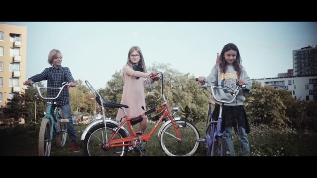 Video Reference N1: Bicycle, Vehicle, Photograph, Social group, People, Cycling, Road bicycle, Fun, Hybrid bicycle, Snapshot
