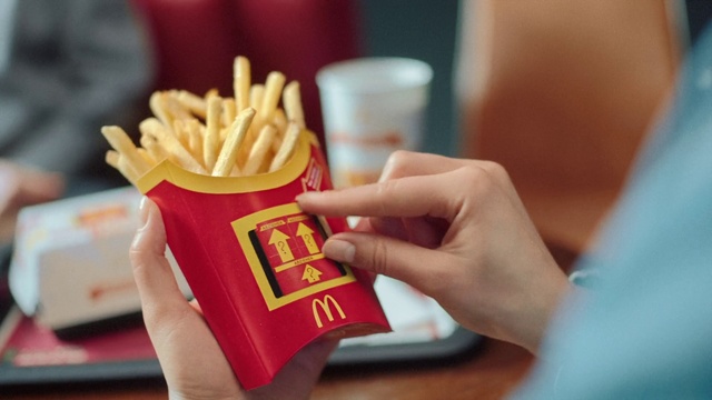 Video Reference N6: French fries, Fast food, Junk food, Fried food, Kids meal, Side dish, Fast food restaurant, Finger, Hand, Thumb