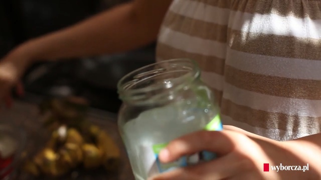 Video Reference N1: Mason jar, Water, Hand, Drink, Finger, Drinkware, Glass, Tableware, Toddler
