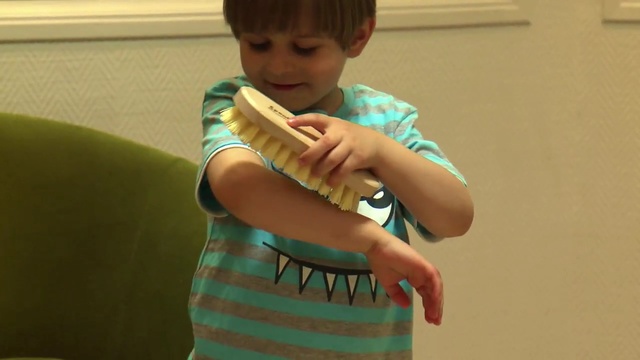 Video Reference N0: Child, Toddler, Shoulder, Arm, Joint, Human body, Textile, Neck, Baby, Sleeve, Person