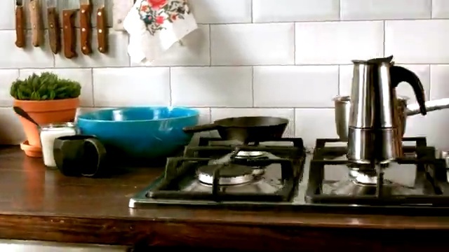 Video Reference N2: Countertop, Kitchen stove, Gas stove, Kitchen, Room, Cookware and bakeware, Stove, Interior design, Home appliance, Kitchen appliance
