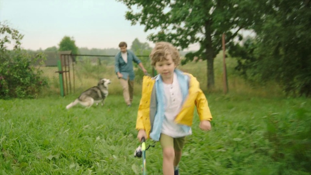 Video Reference N6: People in nature, Meadow, Pasture, Walking, Grassland, Grass, Spring, Fun, Recreation, Lawn