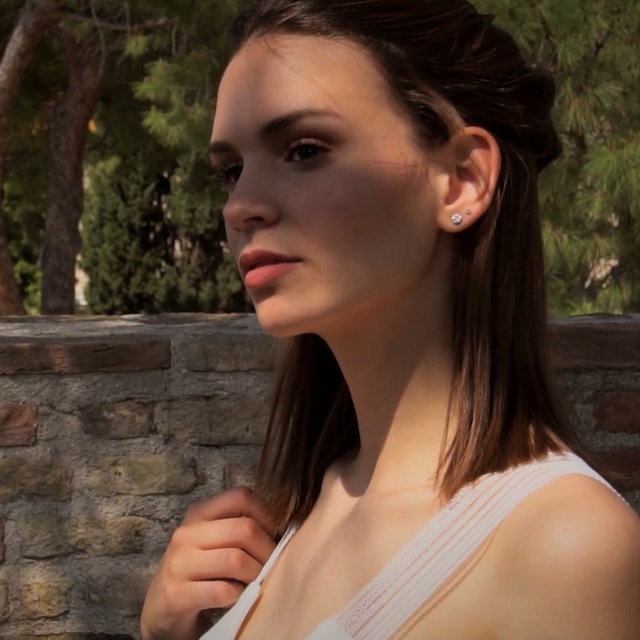Video Reference N7: Hair, Face, Lip, Lady, Hairstyle, Beauty, Chin, Nose, Neck, Brown hair, Person, Outdoor, Woman, Holding, Standing, Young, Front, Pizza, Hand, Dress, Shirt, Wearing, Food, Brick, Man, Red, Phone, White, Street, Zoo, Tree, Human face, Clothing, Fashion, Girl, Pretty, Portrait, Fashion accessory, Stone