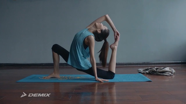 Video Reference N5: Physical fitness, Shoulder, Yoga, Yoga mat, Leg, Joint, Arm, Stretching, Pilates, Mat