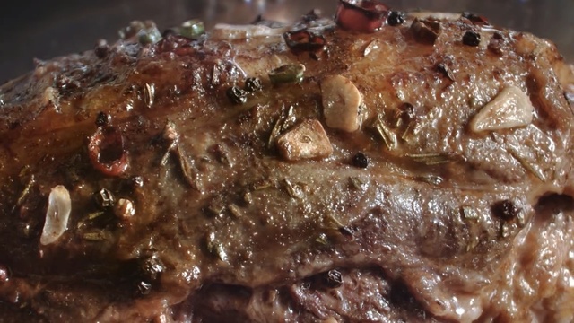 Video Reference N4: daube, dish, meat, steak, beef, roasting, animal source foods, gravy, pot roast, sirloin steak, Person