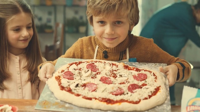 Video Reference N3: kid, pizza, cuisine, dish, food, torte, baking, eating, baked goods, italian food, Person