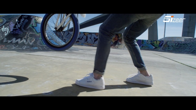 Video Reference N3: Human leg, Vehicle, Leg, Mode of transport, Cycle sport, Footwear, Freestyle bmx, Wheel, Recreation, Bicycle