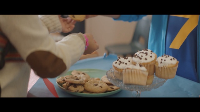 Video Reference N4: icing, baking, buttercream, dessert, sweetness, cake, muffin, cake decorating, cupcake, food