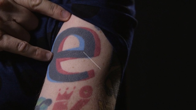 Video Reference N4: joint, hand, tattoo, finger, arm, nail, temporary tattoo, muscle, flesh, knee