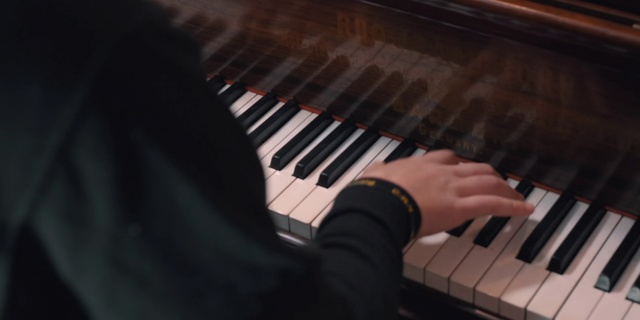Video Reference N0: Piano, Pianist, Musical instrument, Musical keyboard, Keyboard, Electronic instrument, Organ, Musician, Keyboard player, Jazz pianist