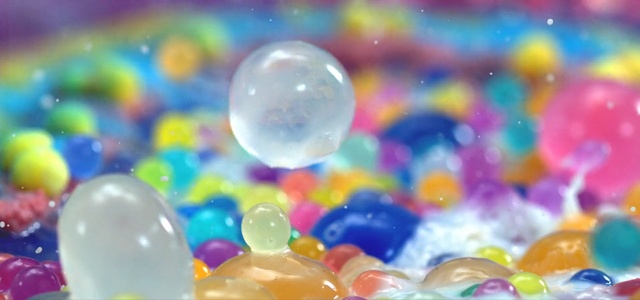 Video Reference N1: Colorfulness, Liquid bubble, Marble, Glass, Macro photography, Circle, Bouncy ball, Person
