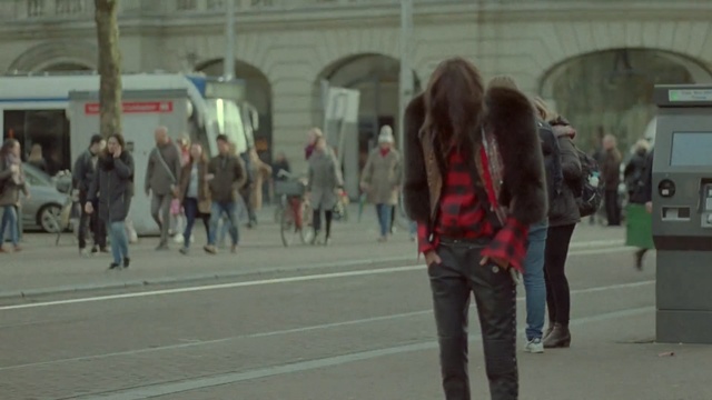 Video Reference N0: pedestrian, people, city, Person