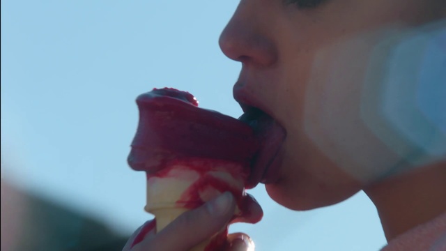 Video Reference N10: Nose, Lip, Mouth, Chin, Cheek, Neck, Eating, Ice cream, Frozen dessert, Jaw