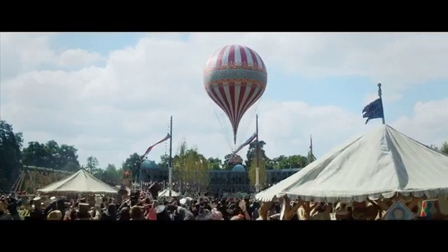 Video Reference N5: Hot air balloon, Hot air ballooning, Balloon, Vehicle, Mode of transport, Crowd, Sky, Aircraft, Recreation, Event