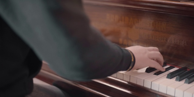 Video Reference N5: Pianist, Piano, Musical instrument, Keyboard, Musical keyboard, Electronic instrument, Musician, Keyboard player, Fortepiano, Organ