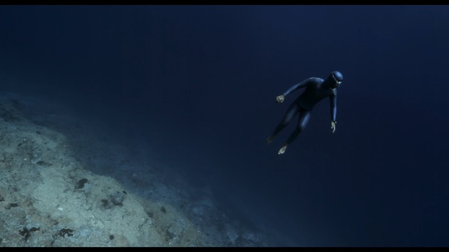 Video Reference N2: freediving, underwater diving, underwater, extreme sport, atmosphere, sky, water, marine biology, darkness, diving