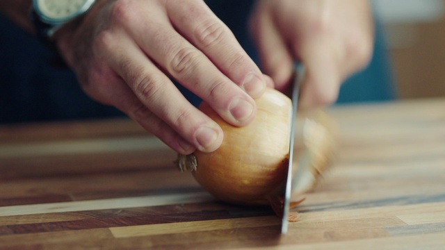 Video Reference N0: Food, Vegetable, Onion, Hand, Plant, Wood, Allium, Produce, Ingredient, Potato