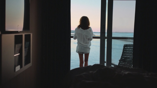 Video Reference N0: Water, Standing, Sea, Window, Vacation, Room, Sky, Fun, Sunlight, Tints and shades