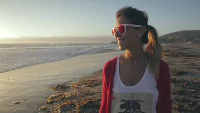 Video Reference N3: sunglasses, sky, vacation, vision care, eyewear, glasses, sand, sunlight, beach, girl