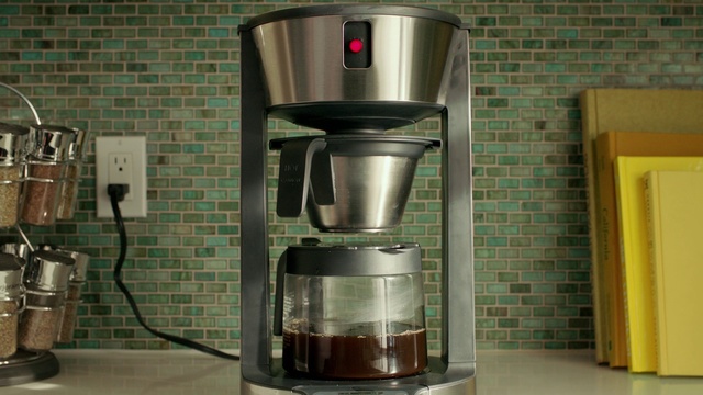 Video Reference N1: Small appliance, Coffeemaker, Home appliance, Drip coffee maker, Kitchen appliance, Coffee filter, Coffee grinder, Juicer, Person